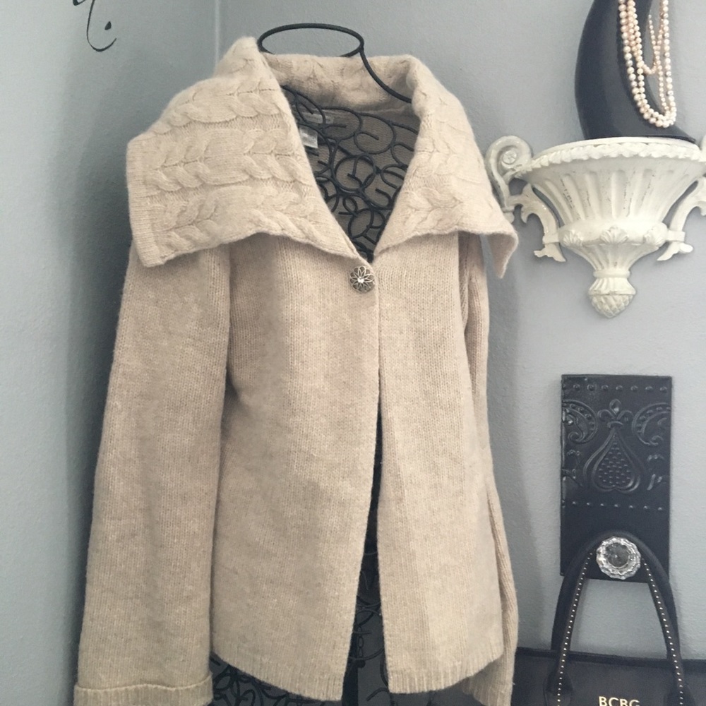 Lamb wool cardigan with broach button